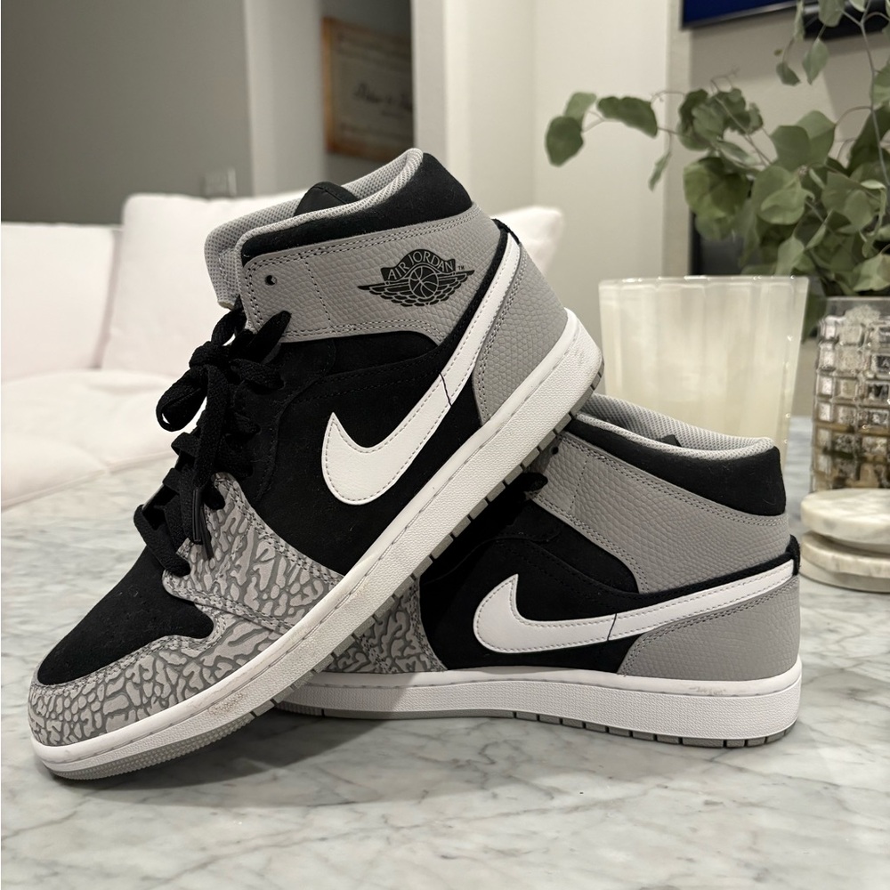 Jordan 1 mid SE